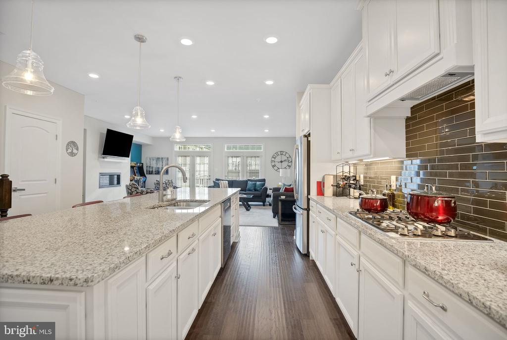 520 CLIFF LANE