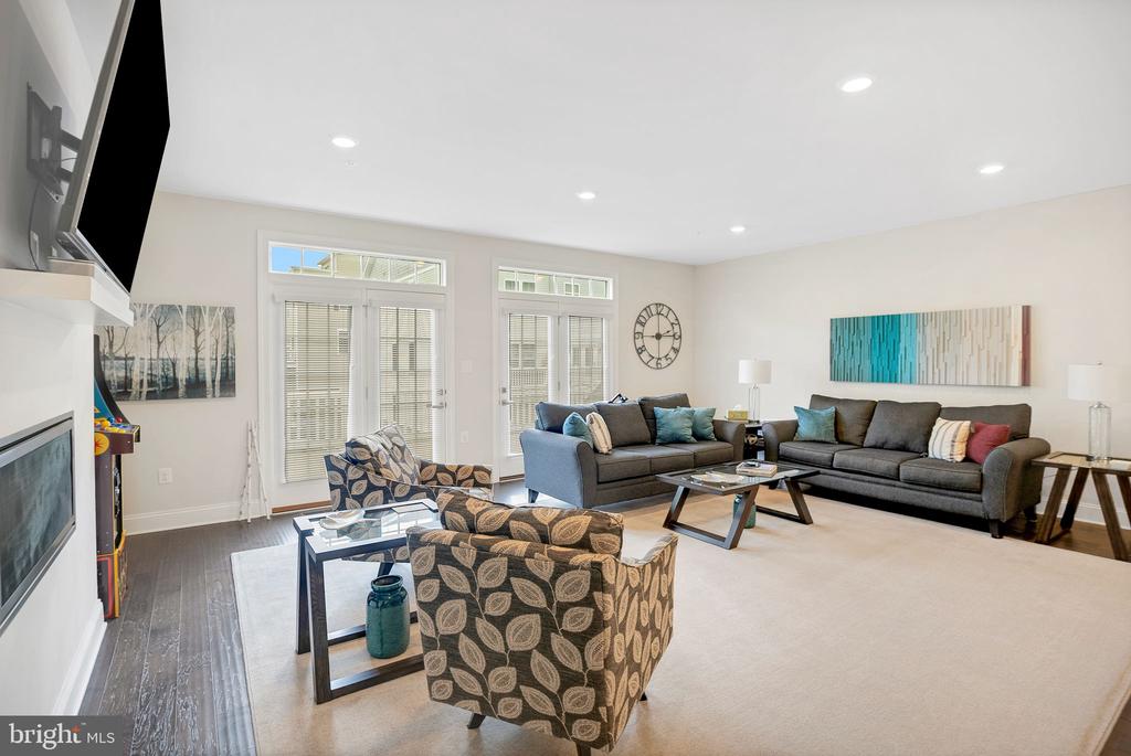 520 CLIFF LANE