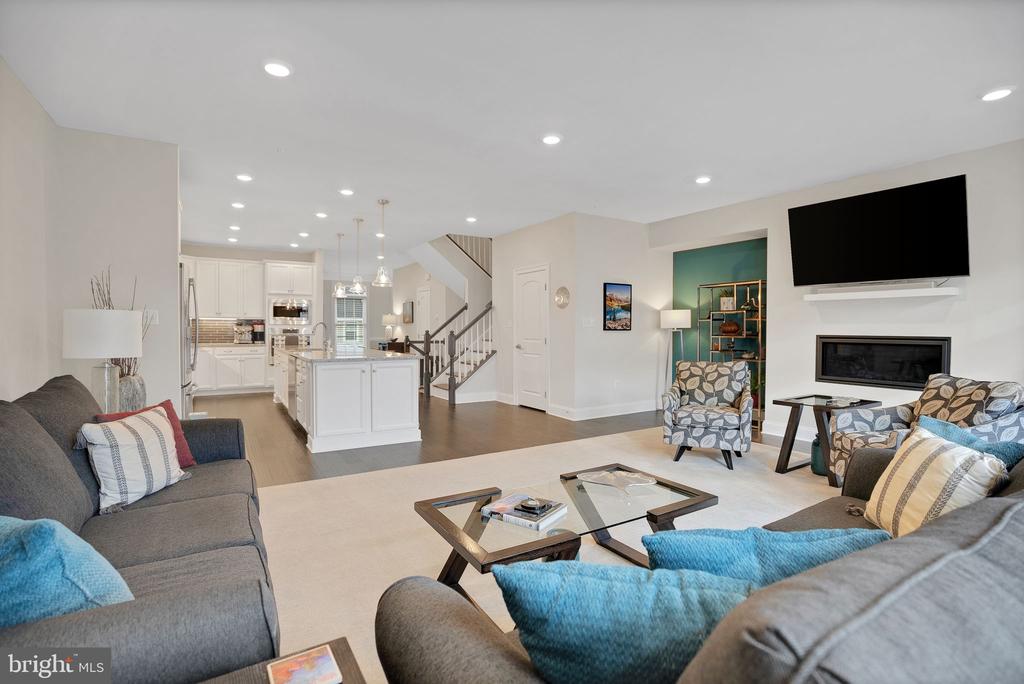 520 CLIFF LANE