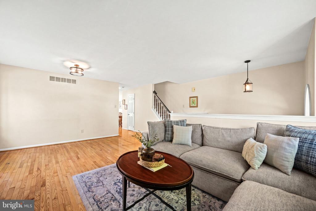 822 BRETTINGHAM COURT Unit: 909