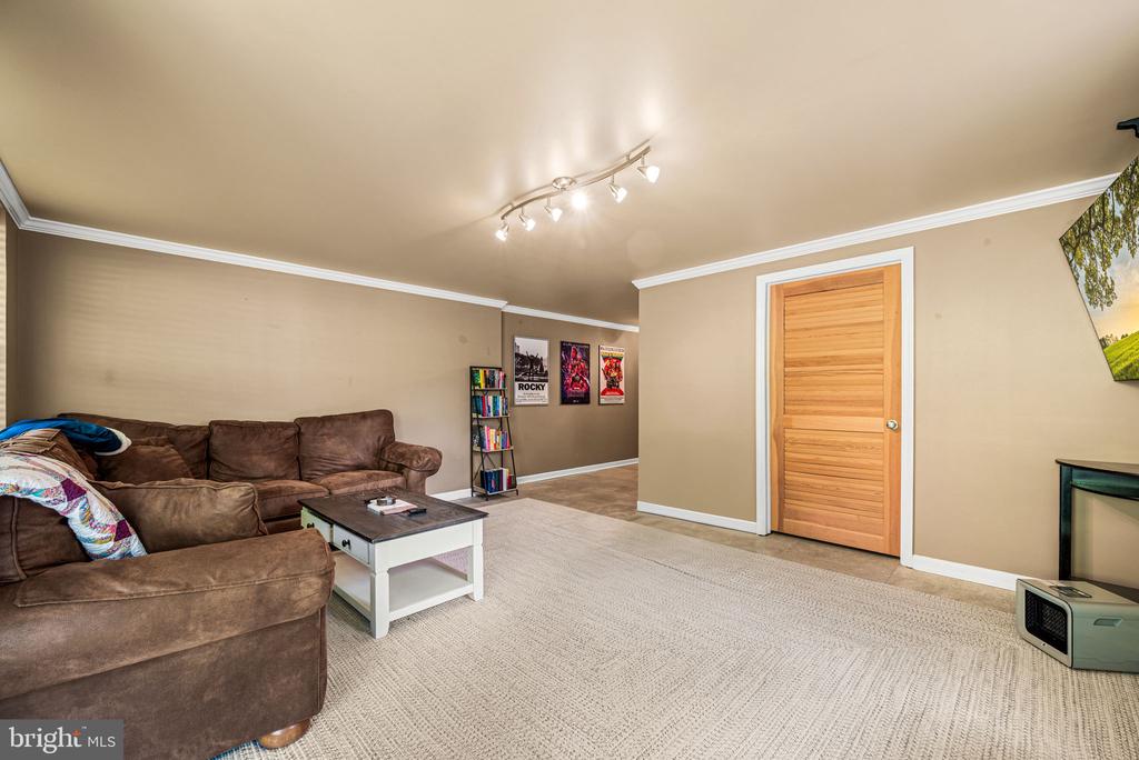 822 BRETTINGHAM COURT Unit: 909