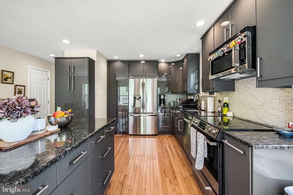 822 BRETTINGHAM COURT Unit: 909