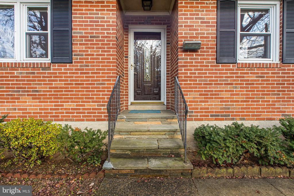 111 E OAK LANE