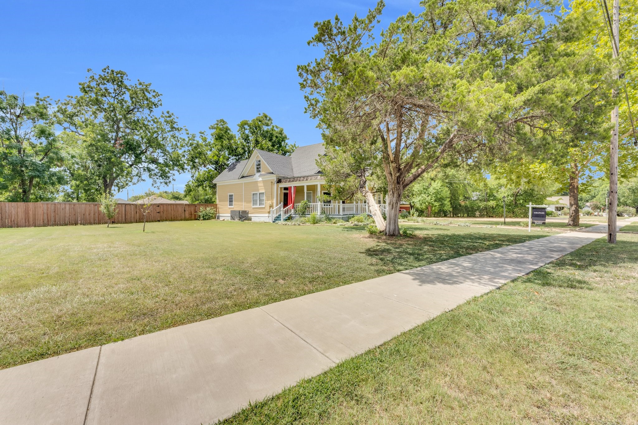 1002 E Marvin Avenue