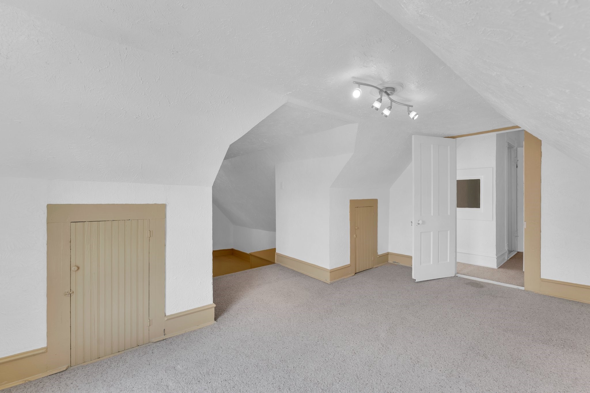 1002 E Marvin Avenue