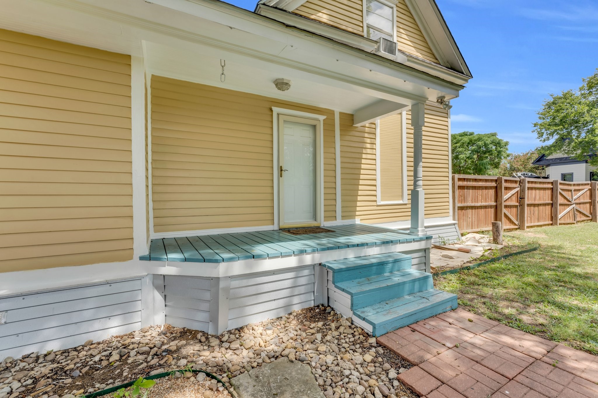 1002 E Marvin Avenue