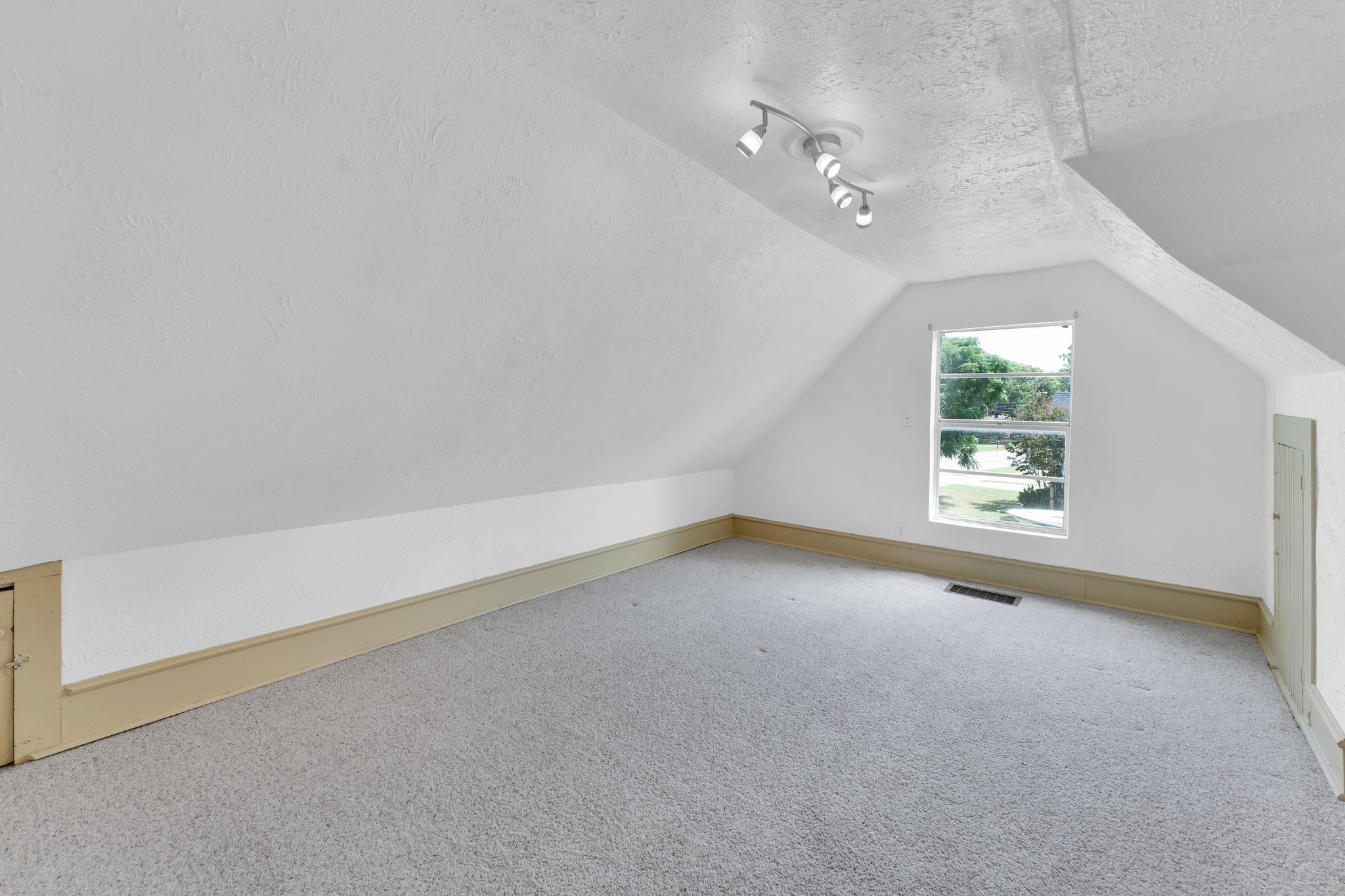 1002 E Marvin Avenue