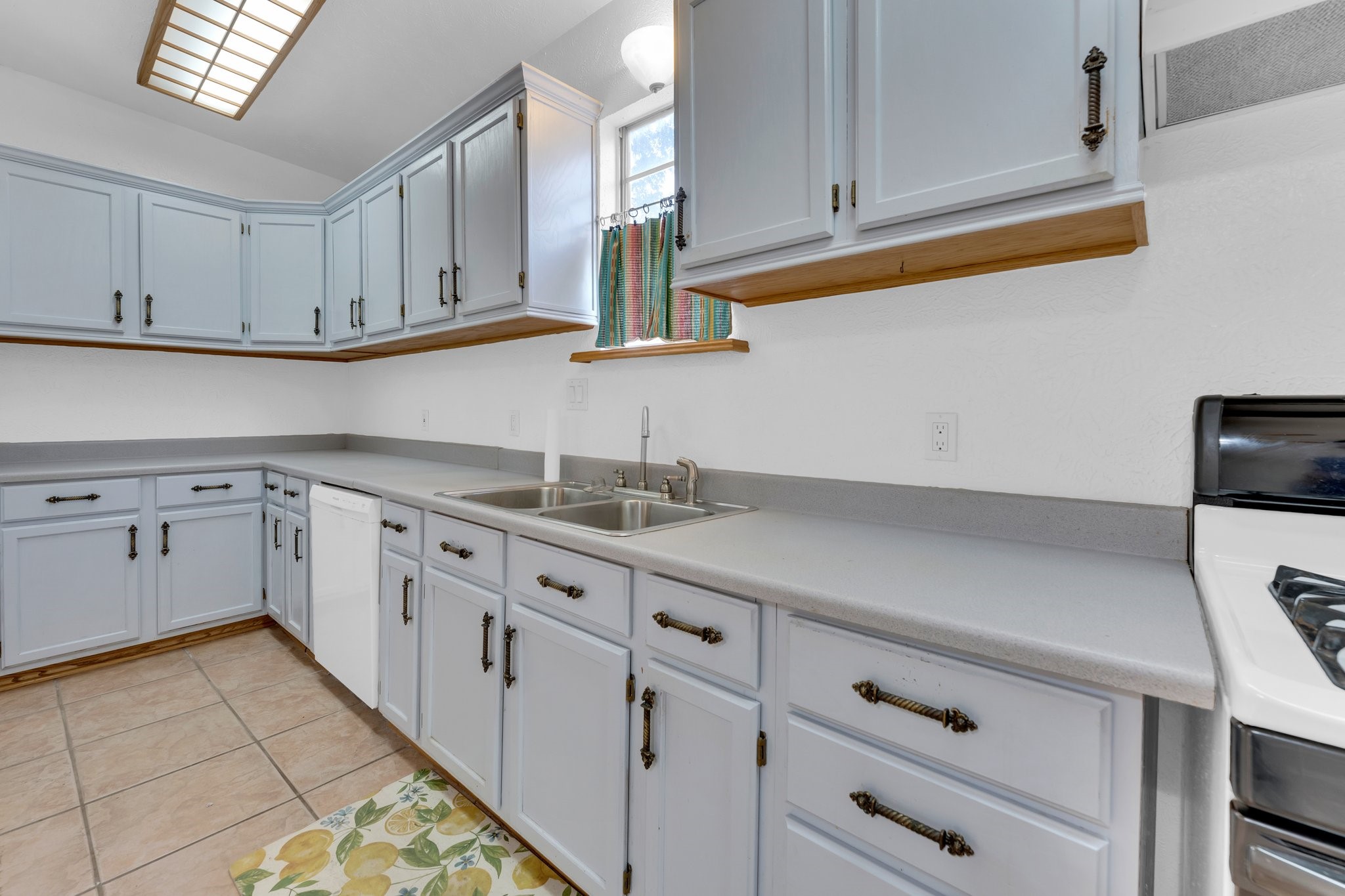 1002 E Marvin Avenue