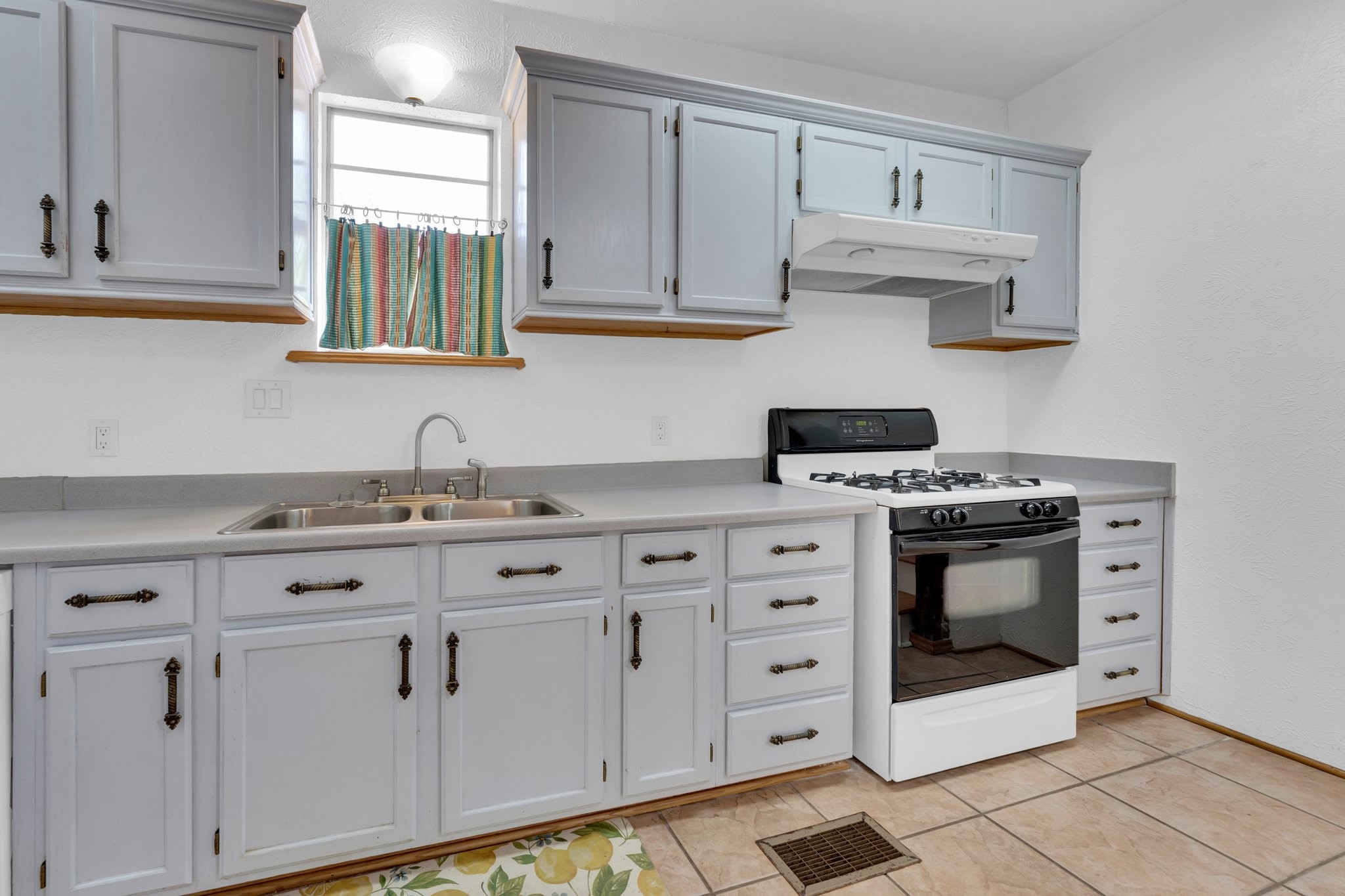 1002 E Marvin Avenue