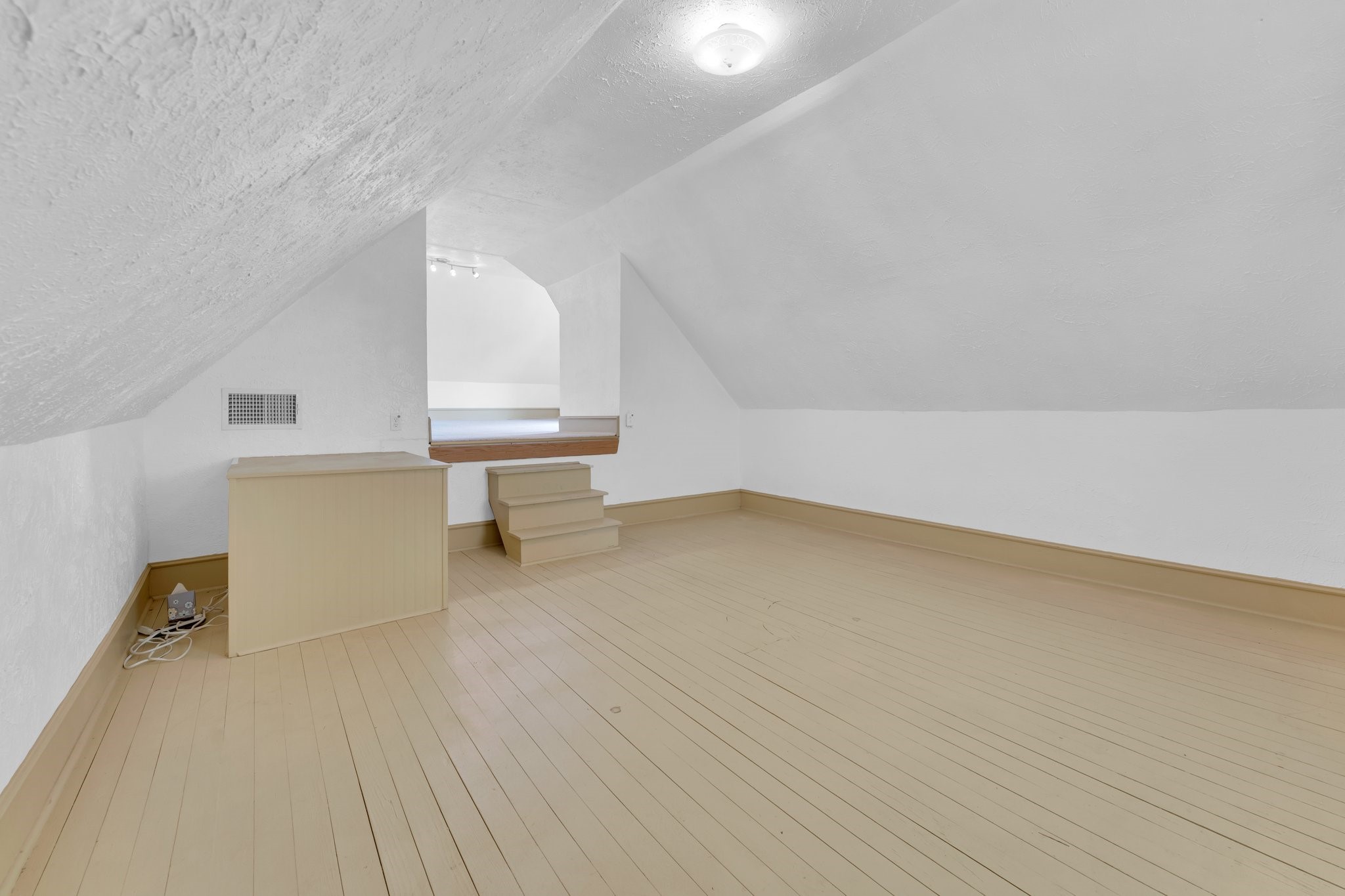 1002 E Marvin Avenue