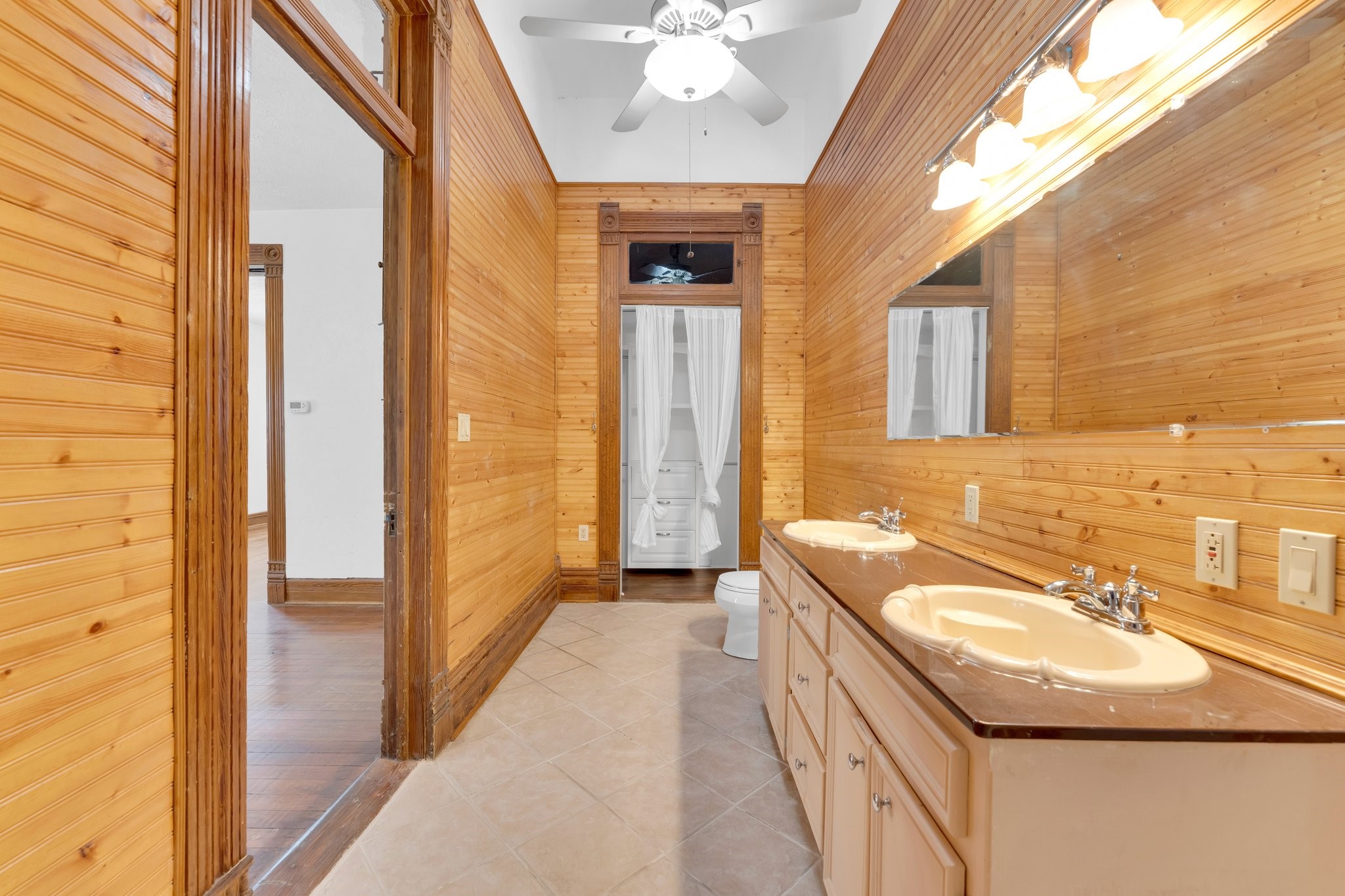 1002 E Marvin Avenue