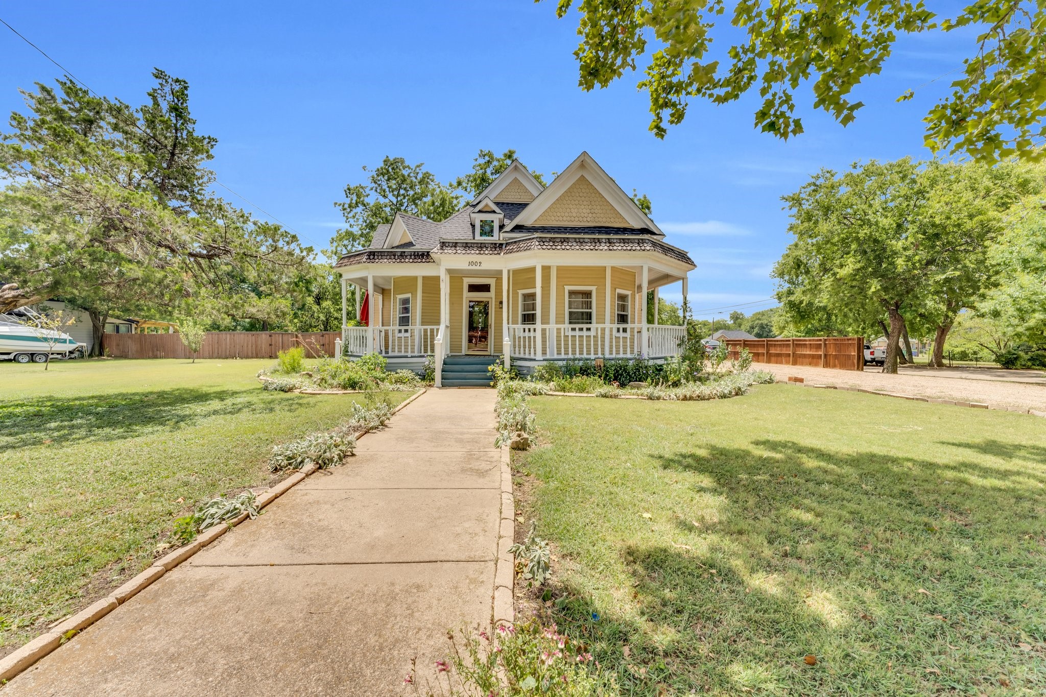 1002 E Marvin Avenue