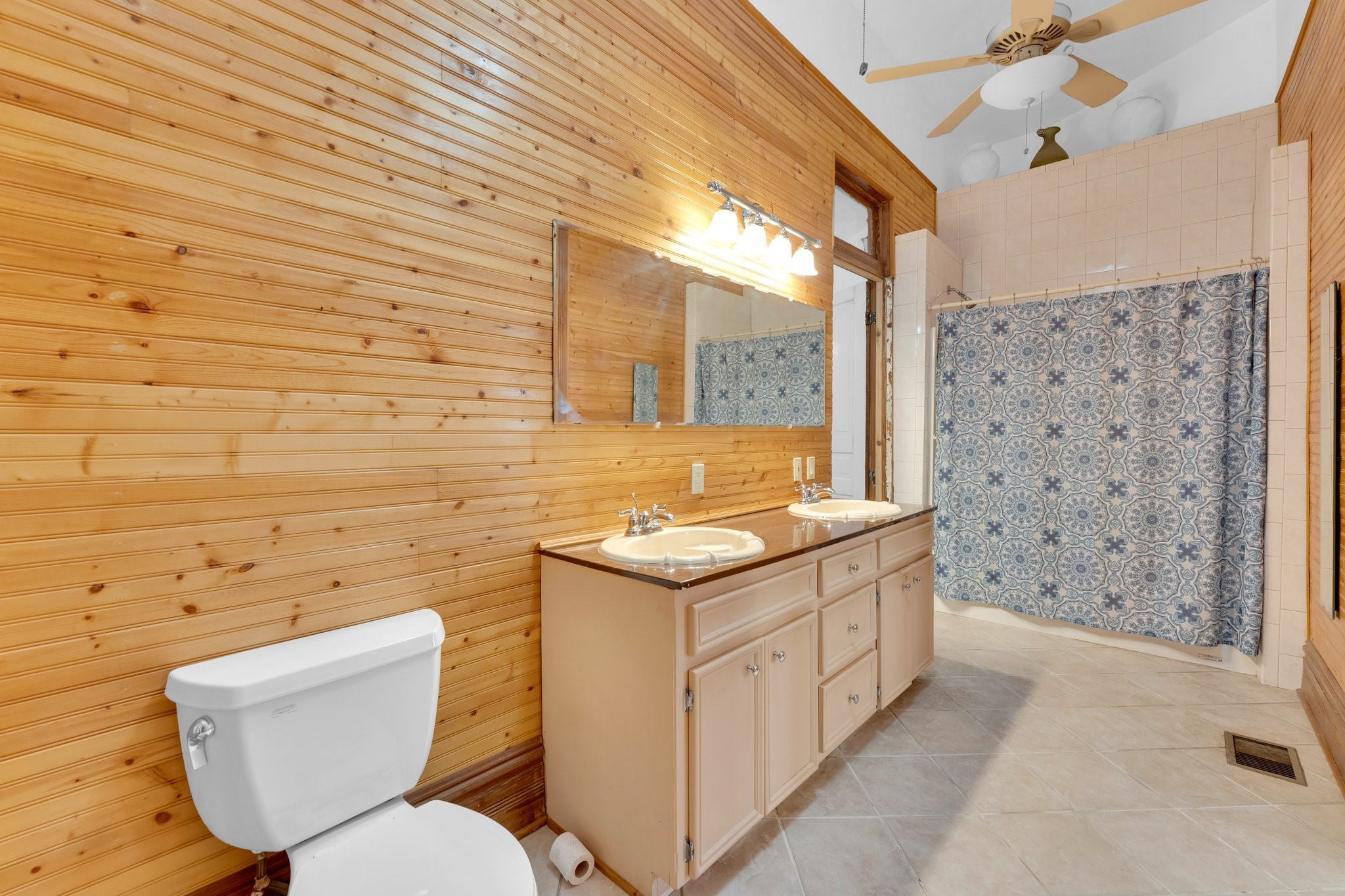 1002 E Marvin Avenue