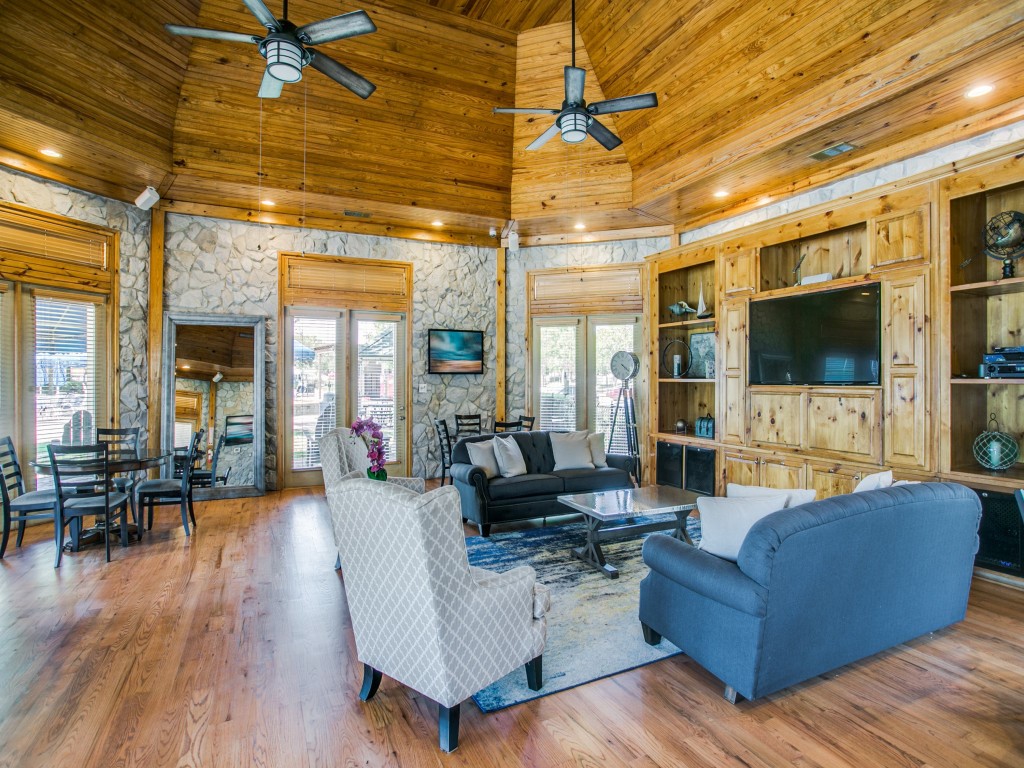 9821 Walnut Hill Drive