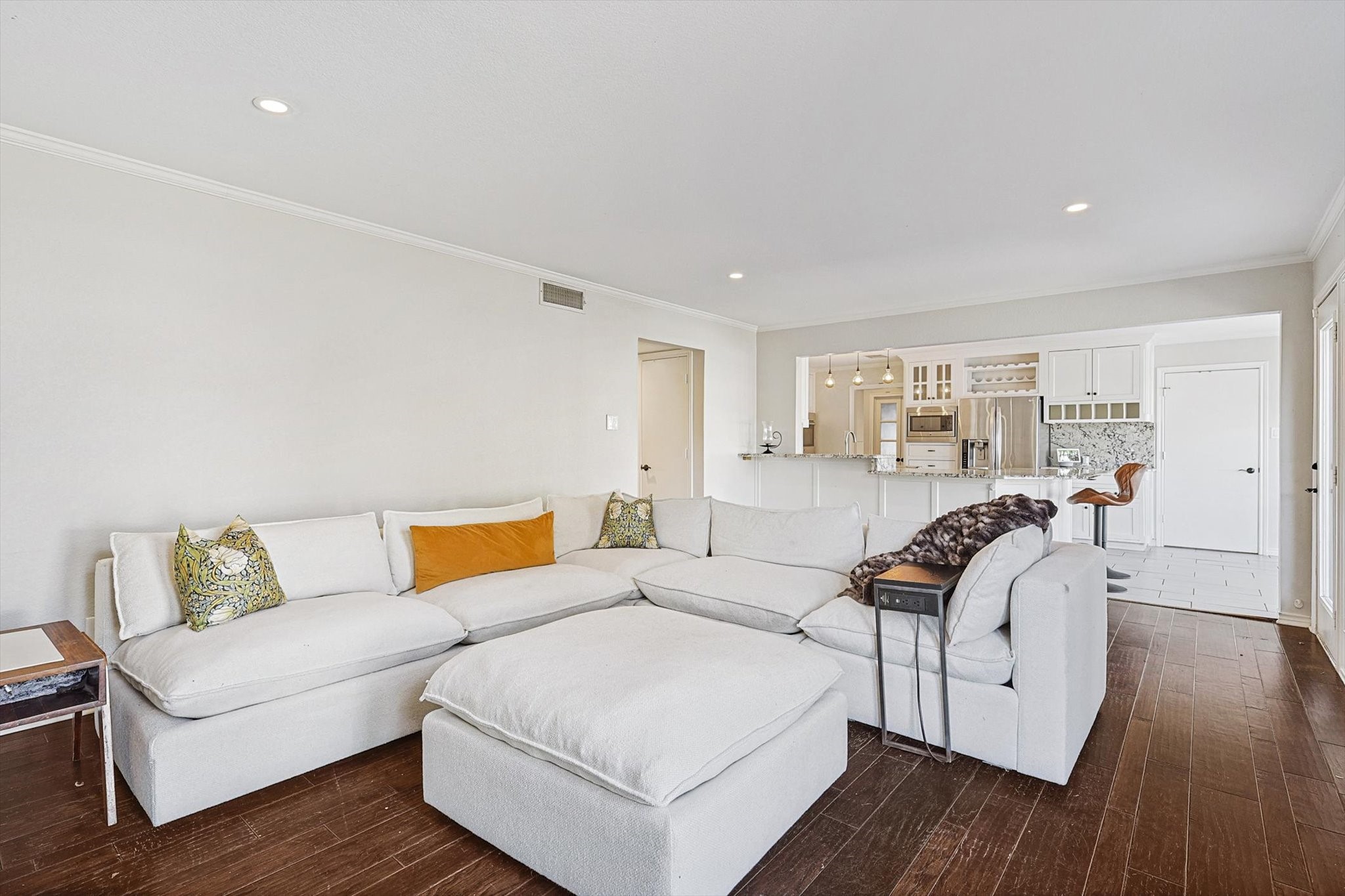 4711 Woodside Drive