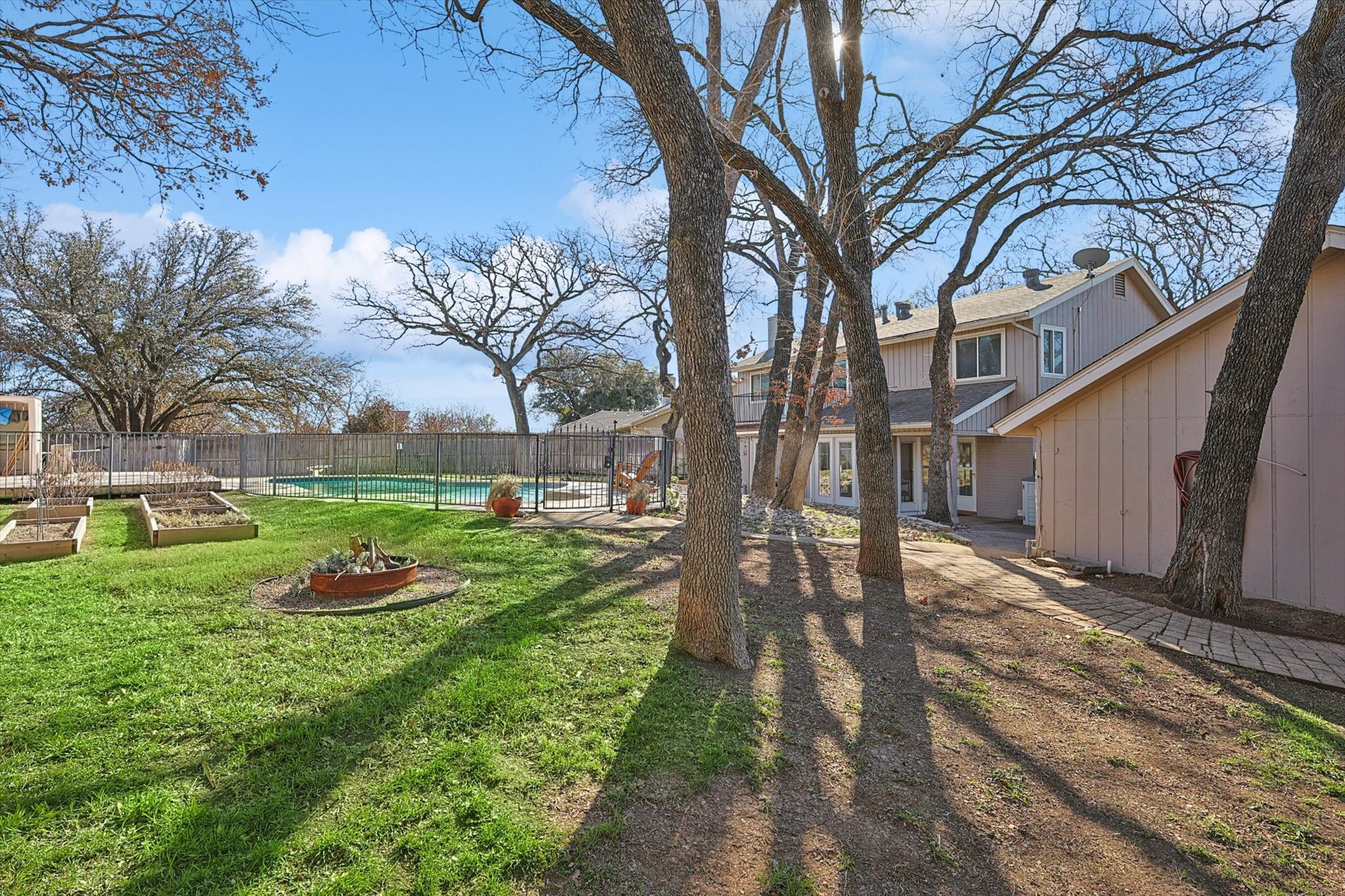 4711 Woodside Drive