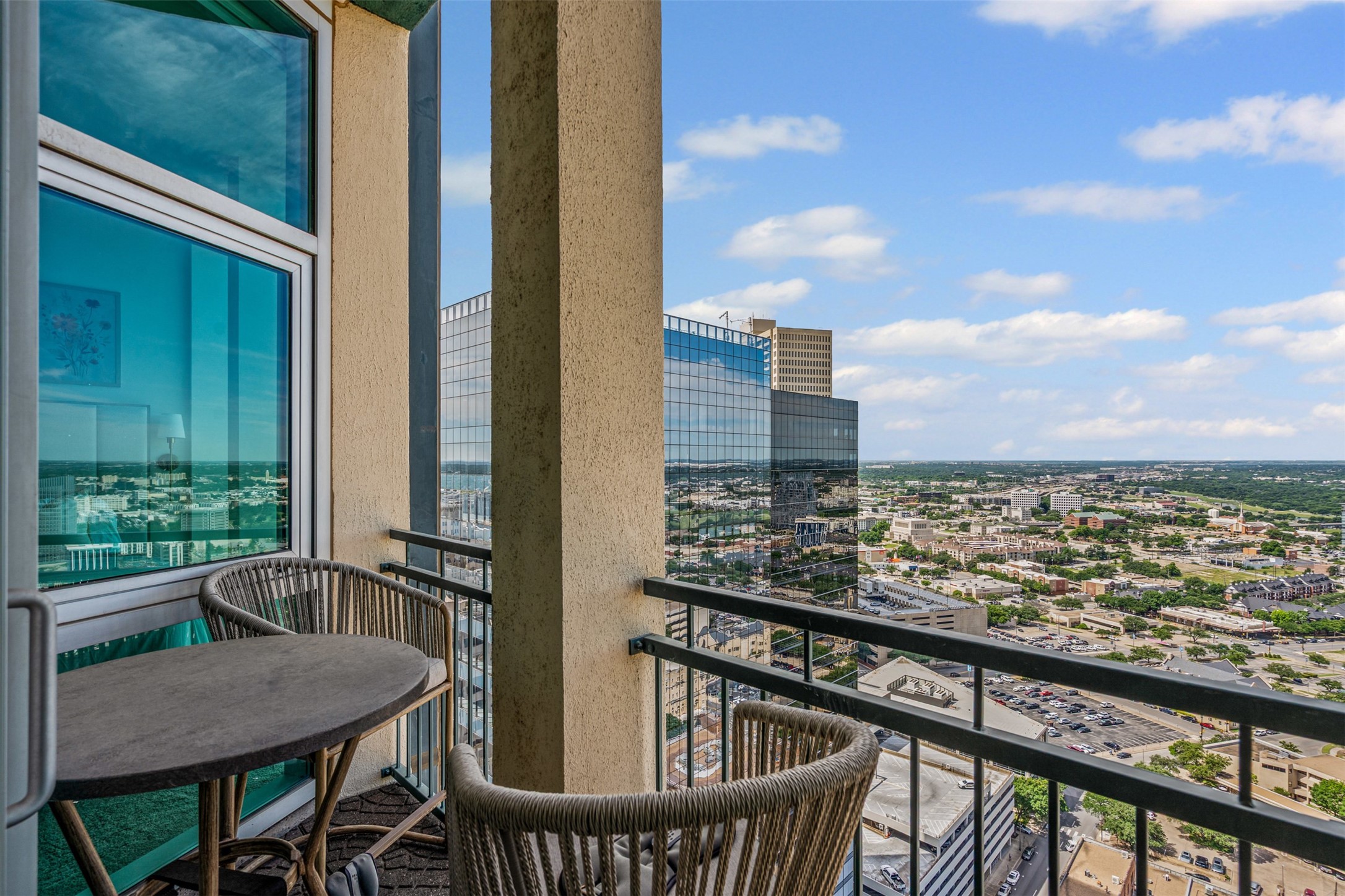 500 Throckmorton Street 2707