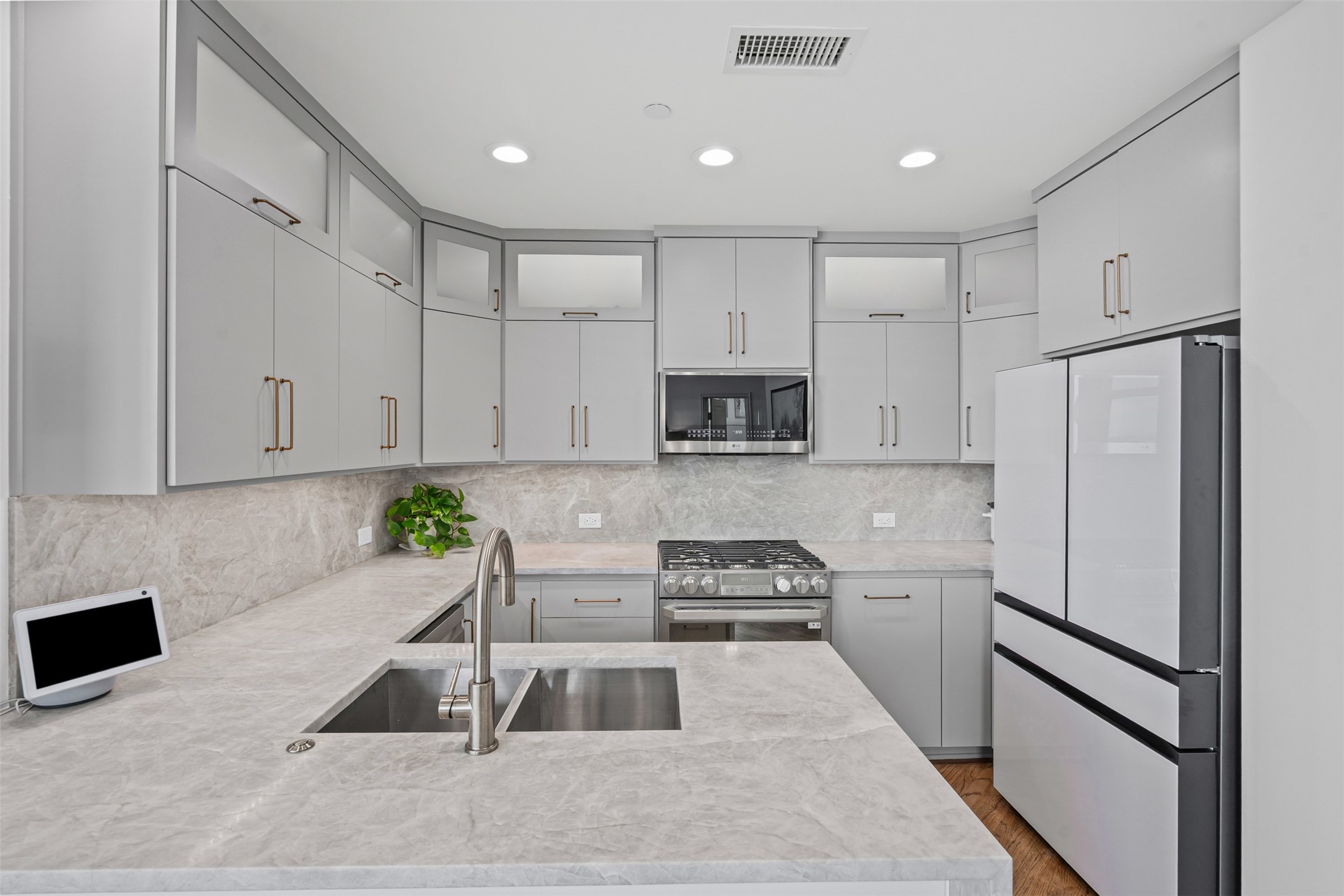 500 Throckmorton Street 2707