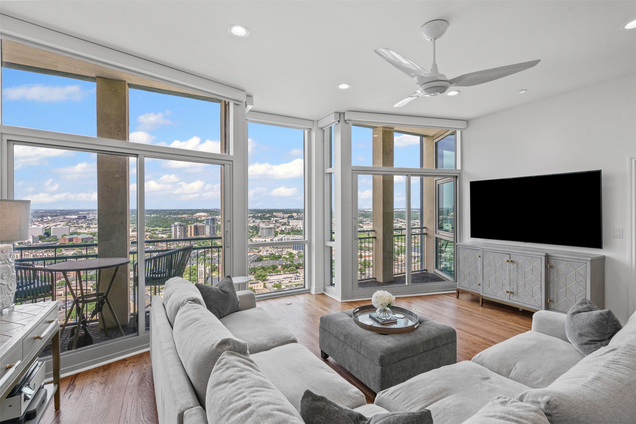 500 Throckmorton Street 2707