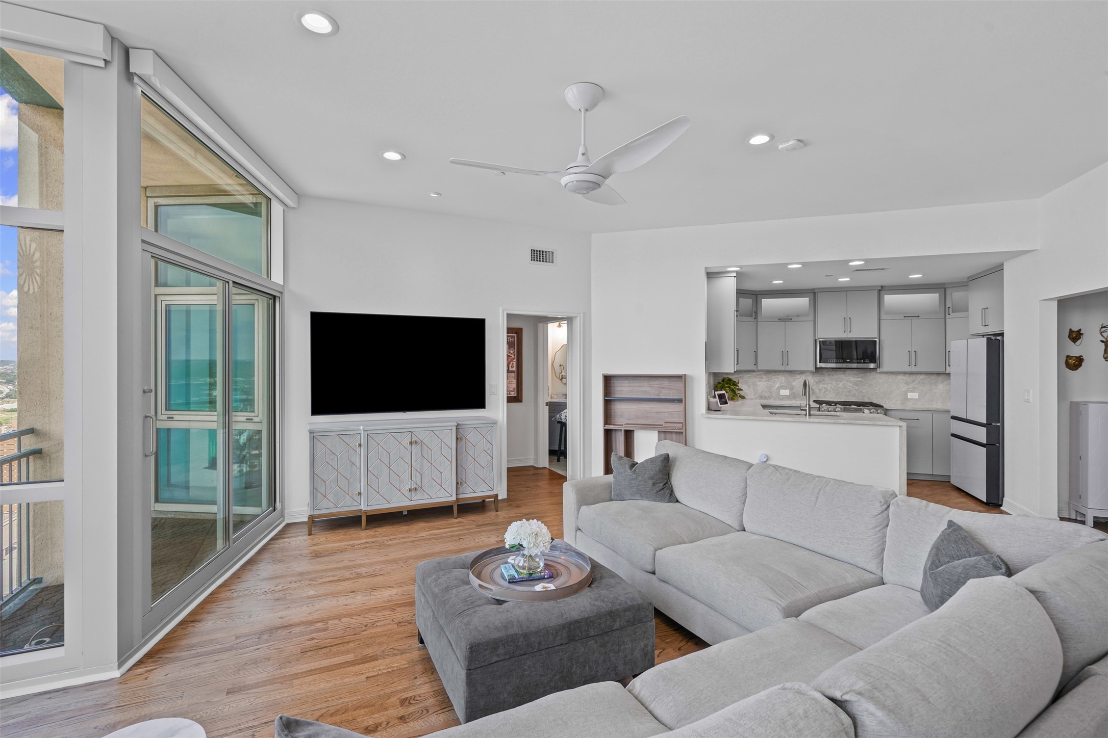 500 Throckmorton Street 2707