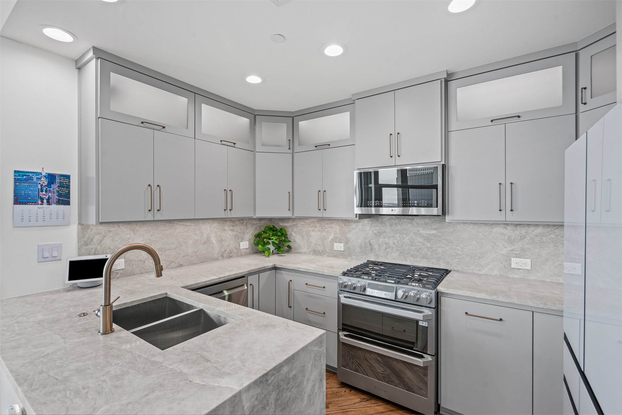 500 Throckmorton Street 2707