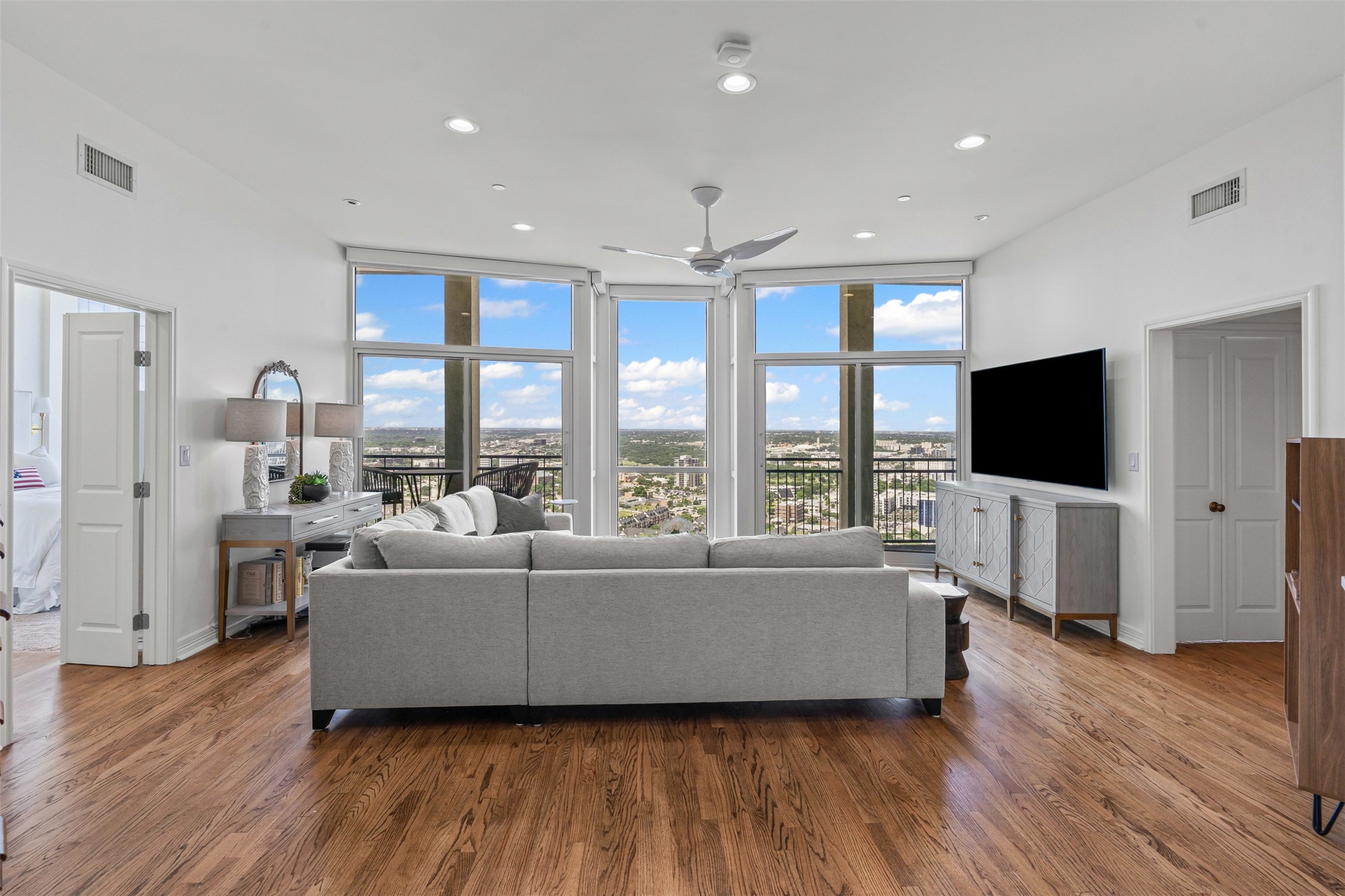 500 Throckmorton Street 2707