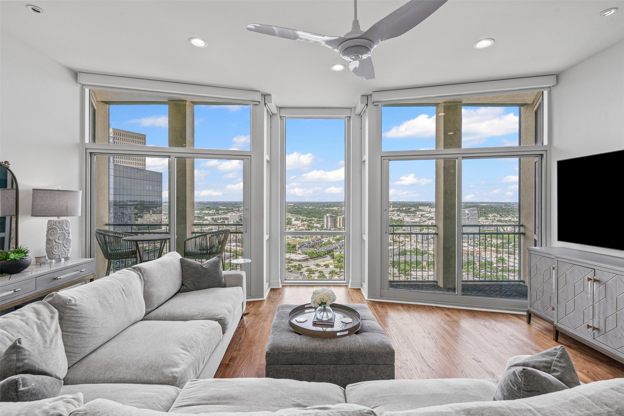 500 Throckmorton Street 2707