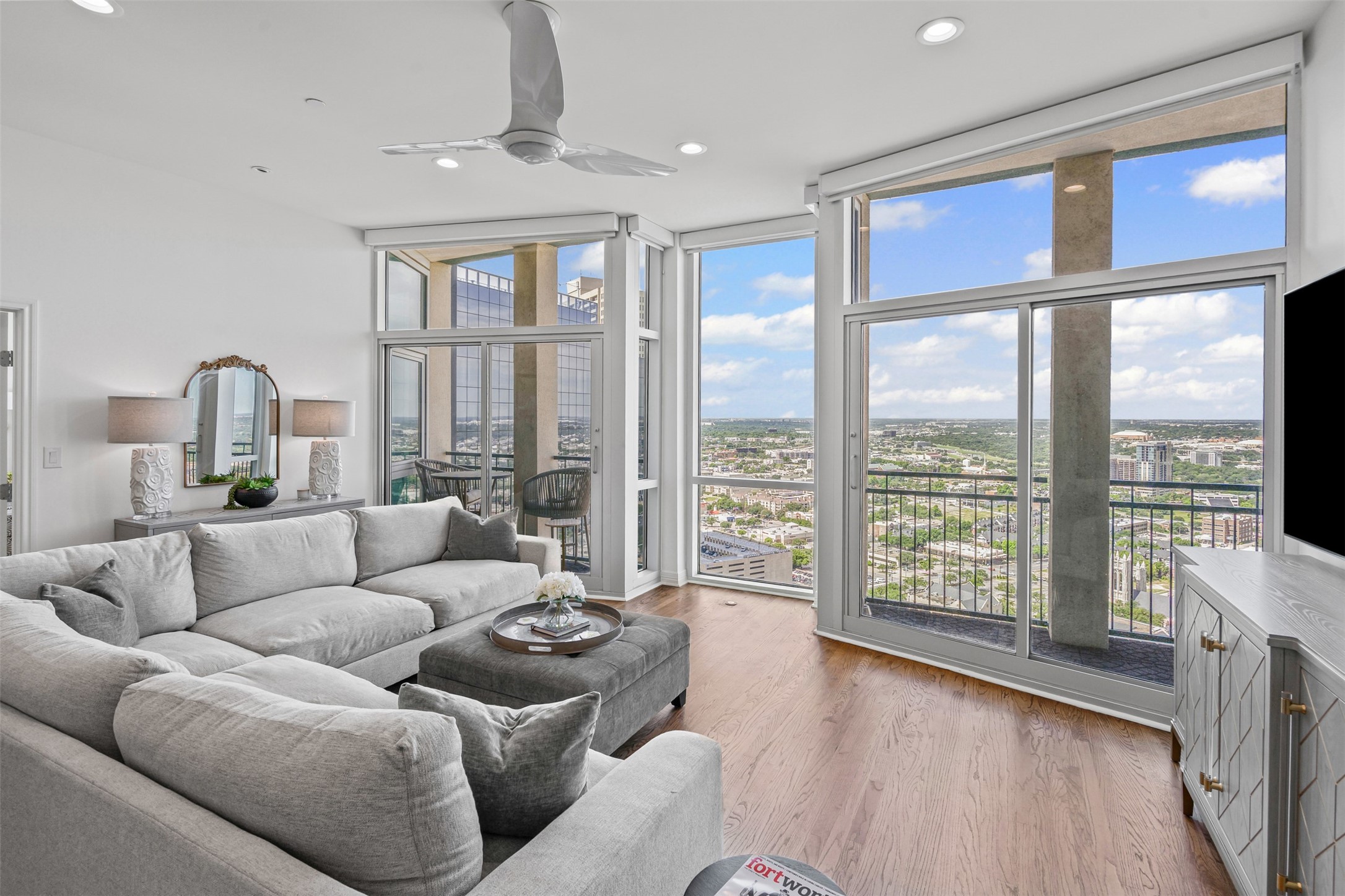 500 Throckmorton Street 2707