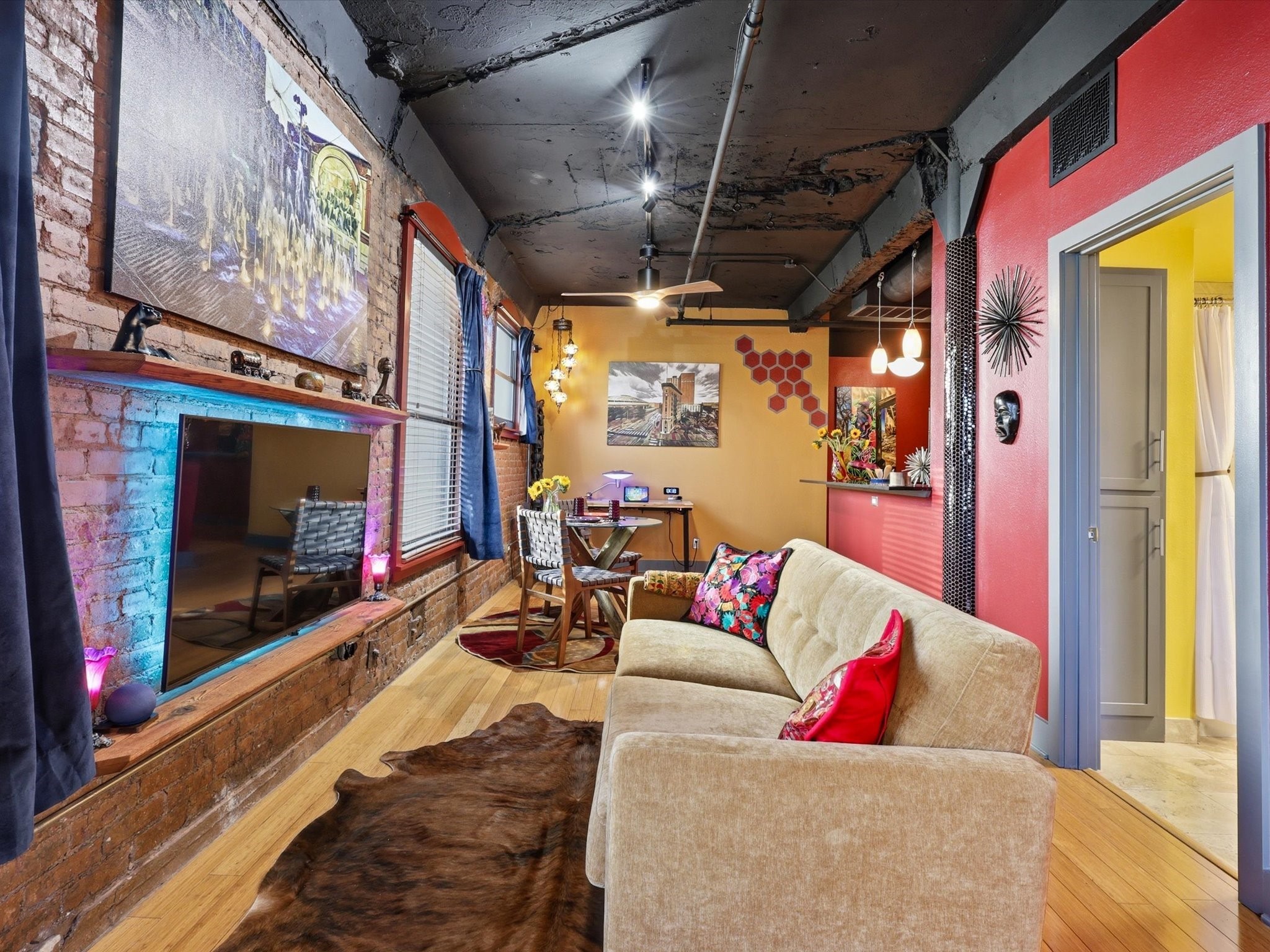 910 Houston Street 305