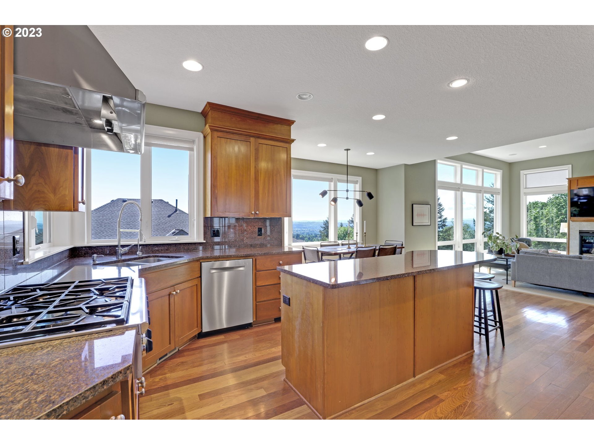 9956 NW SKYLINE HEIGHTS DR