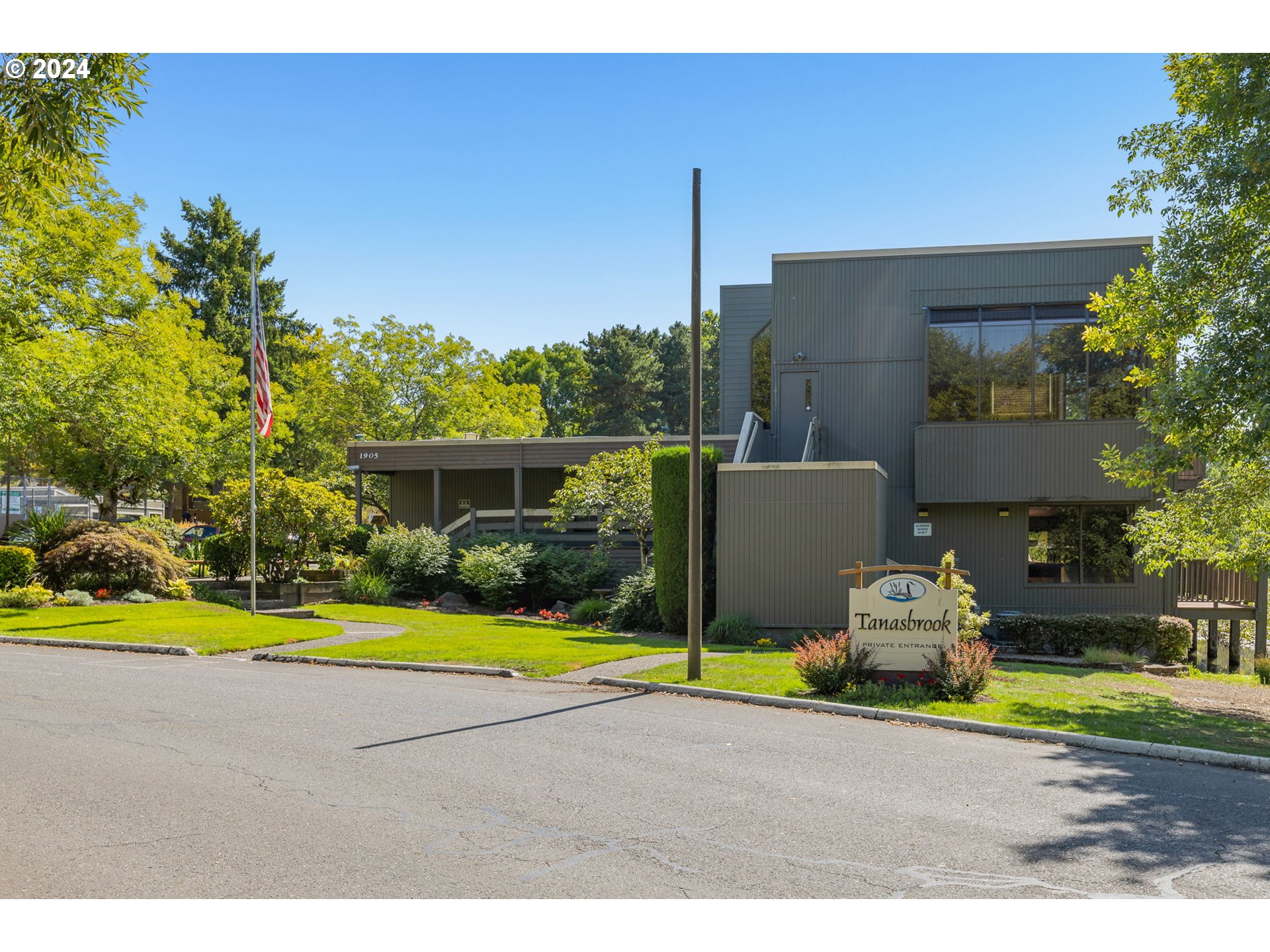 17633 NW ROLLING HILL LN