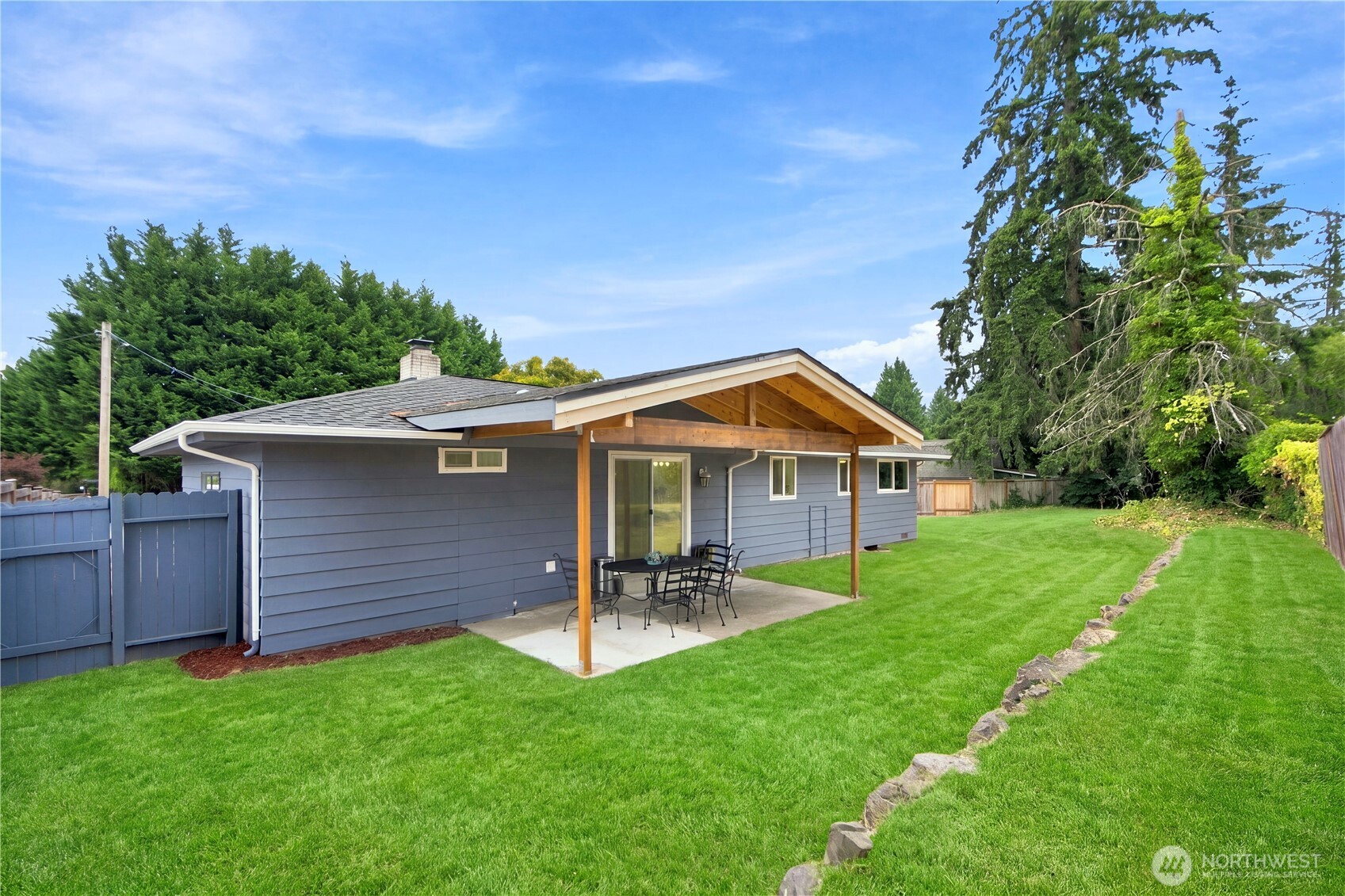 2525 Edmonds Avenue NE