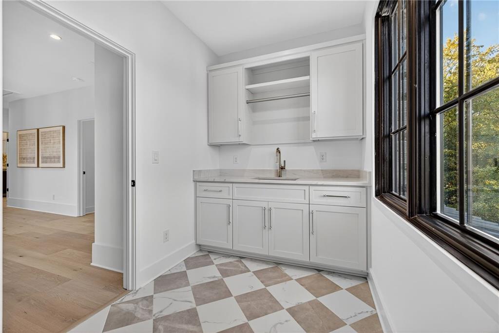 991 Courtenay Drive NE