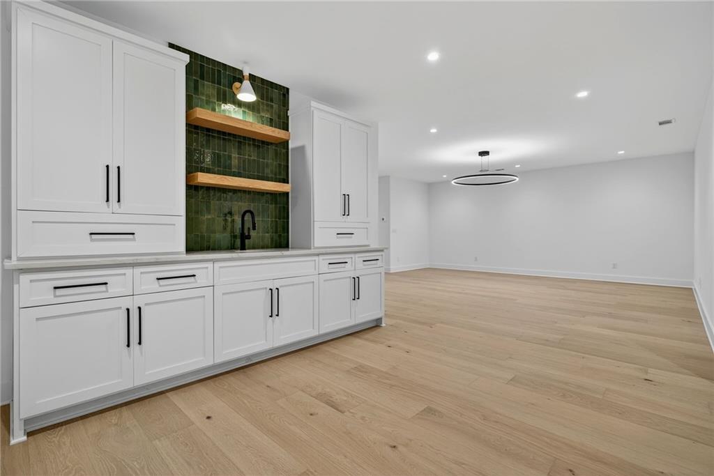 991 Courtenay Drive NE