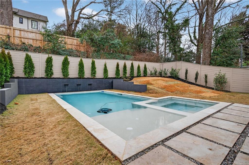 991 Courtenay Drive NE