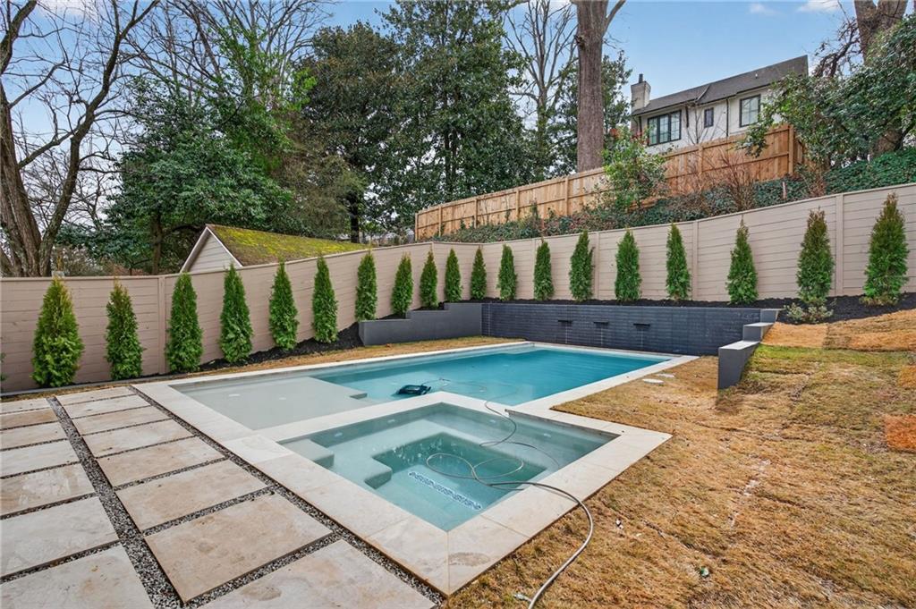 991 Courtenay Drive NE