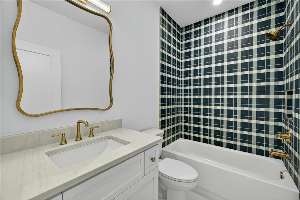 991 Courtenay Drive NE