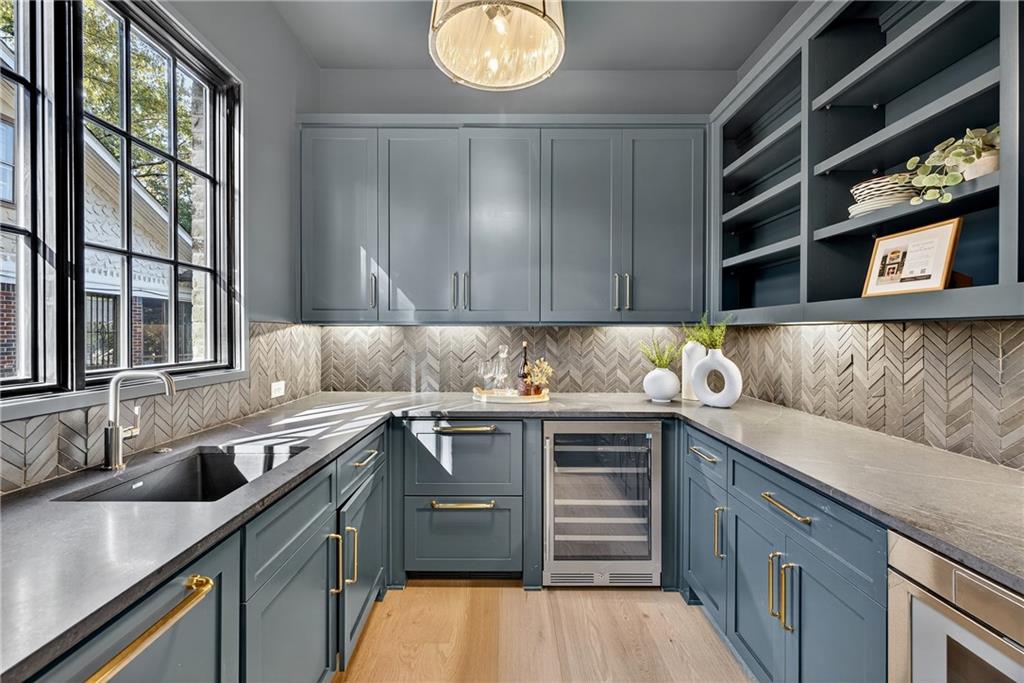 991 Courtenay Drive NE