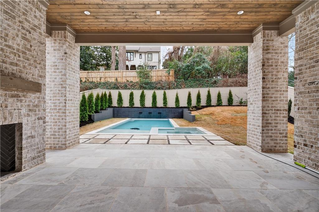 991 Courtenay Drive NE