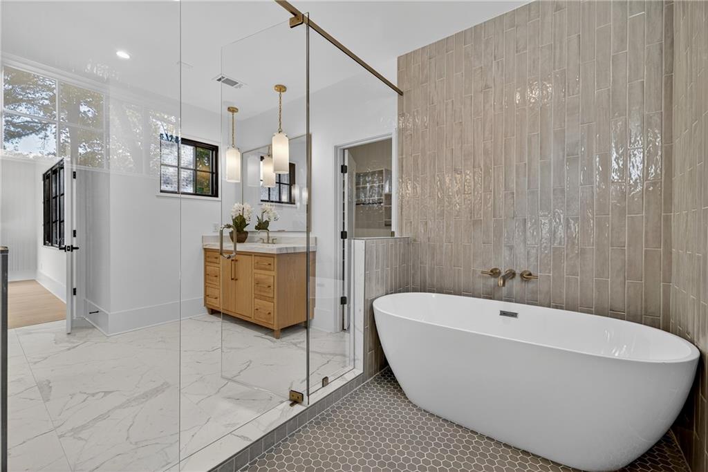 991 Courtenay Drive NE