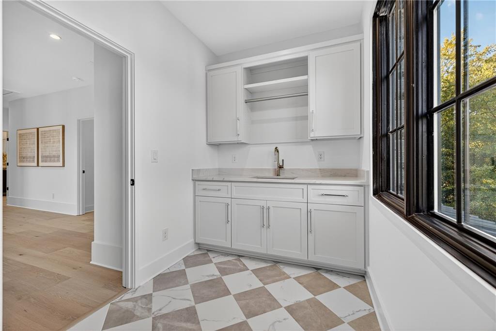 991 Courtenay Drive NE