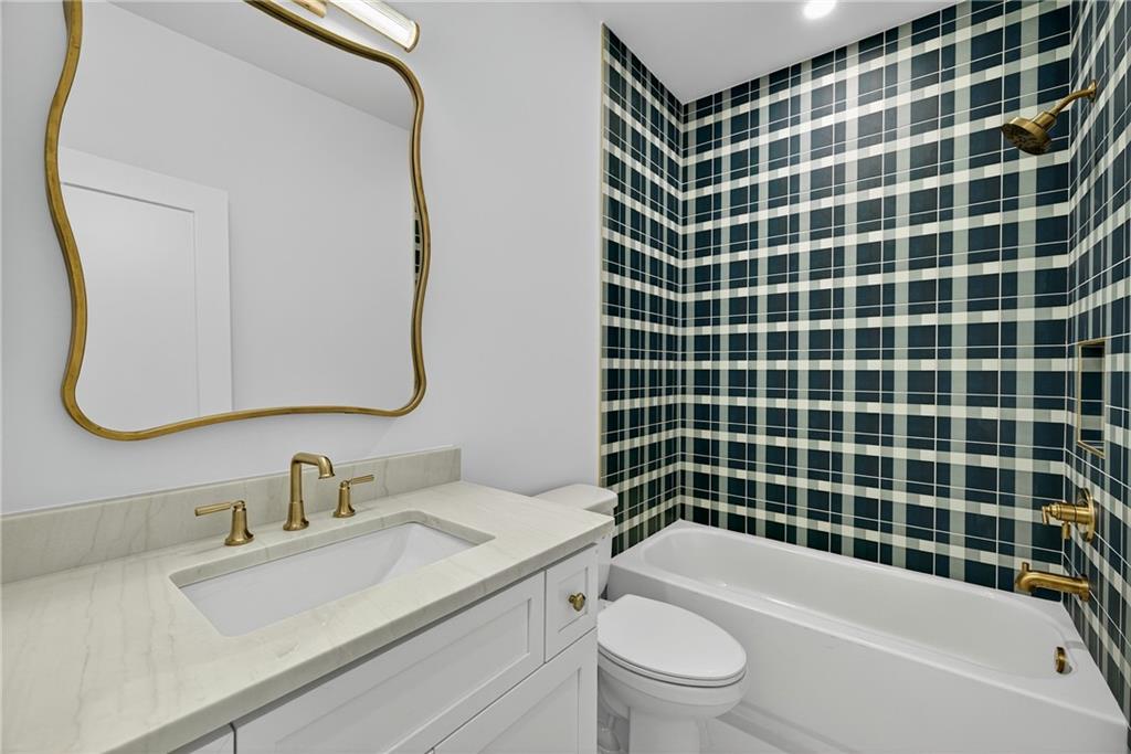 991 Courtenay Drive NE