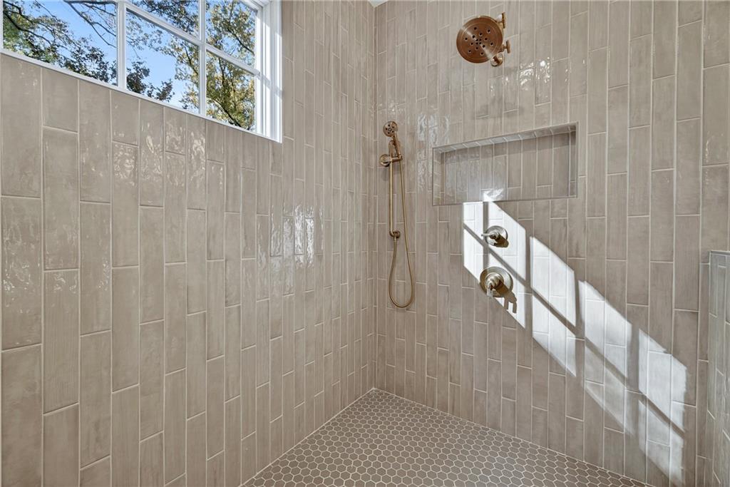 991 Courtenay Drive NE