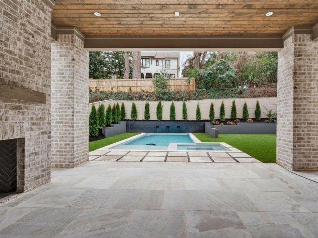 991 Courtenay Drive NE