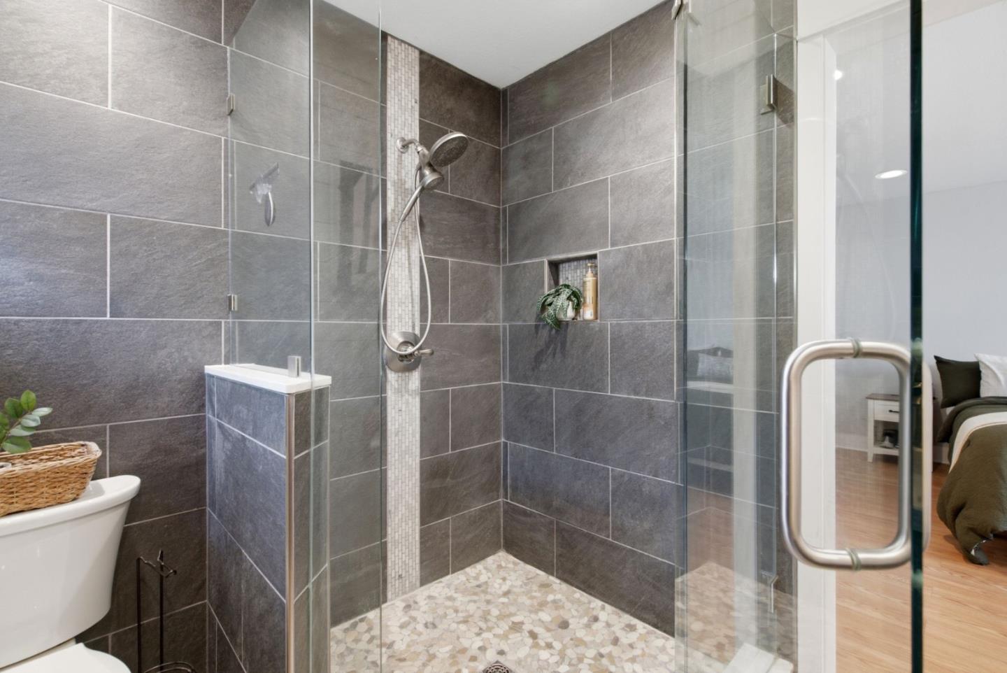 495 London DR