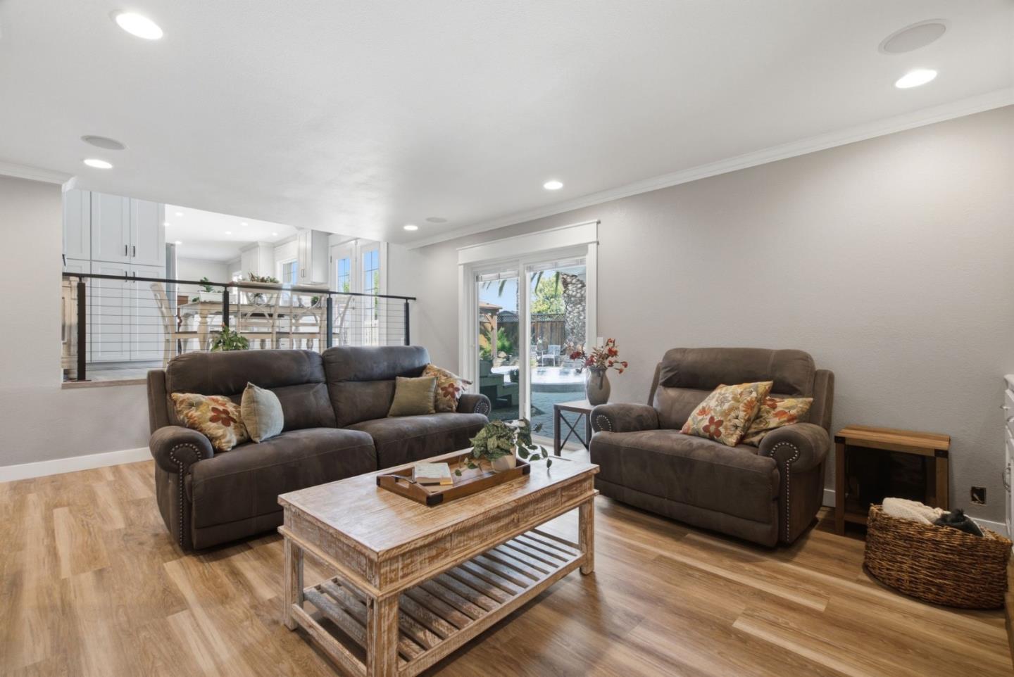 495 London DR