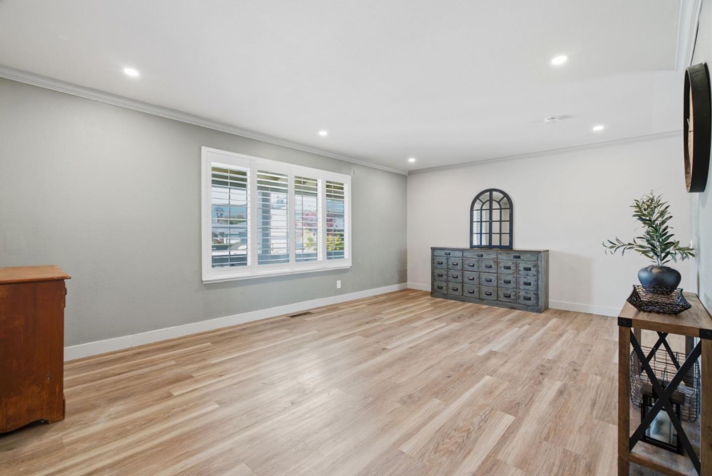 495 London DR