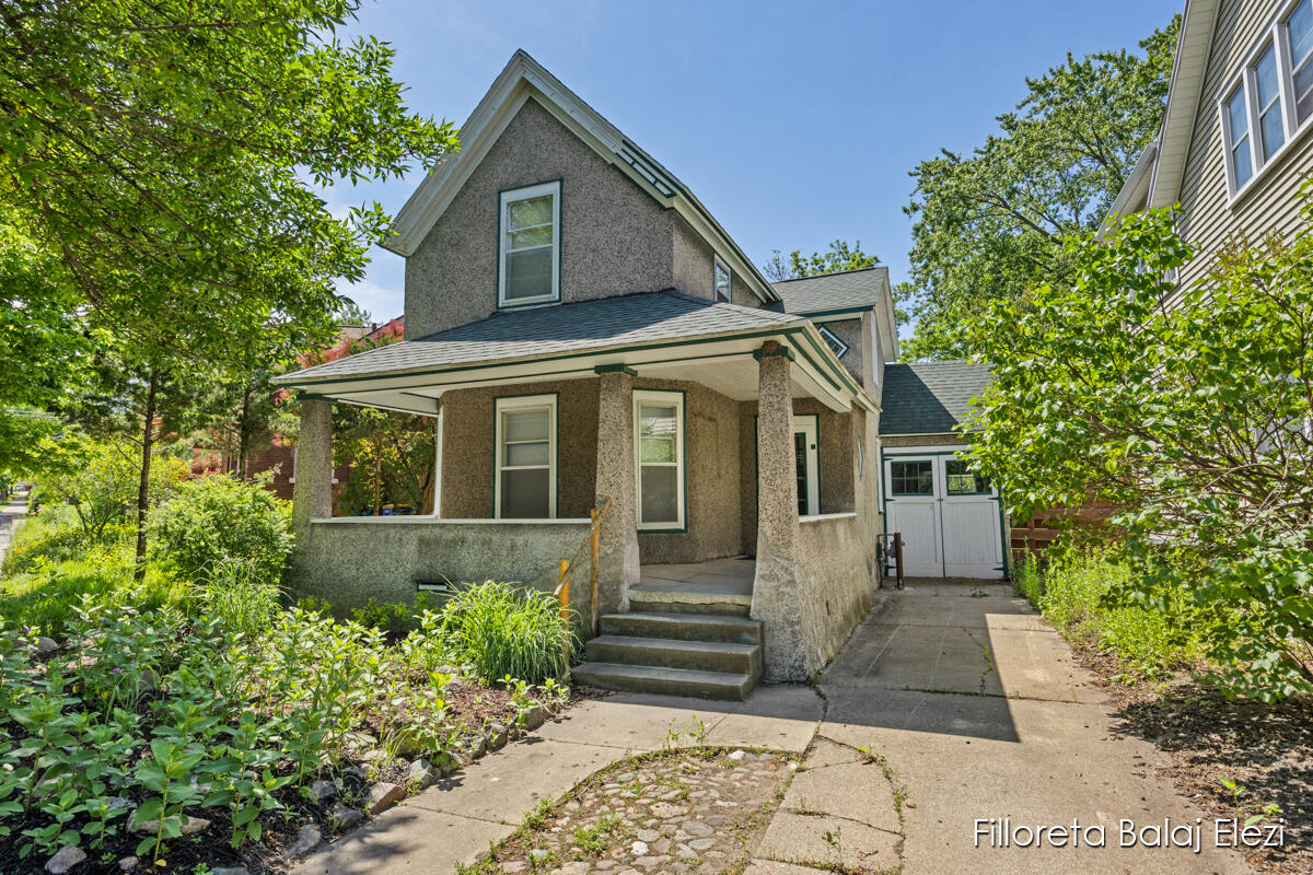 678 Lake Drive SE
