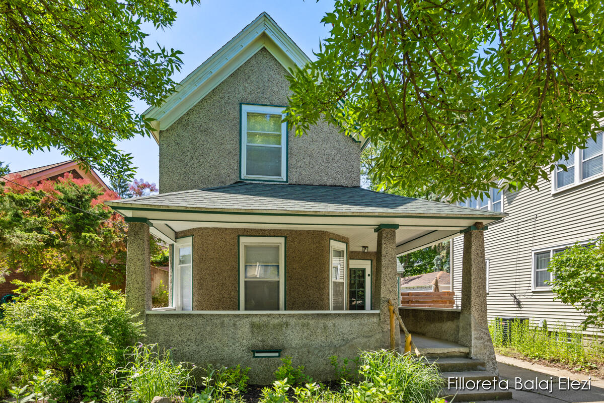 678 Lake Drive SE