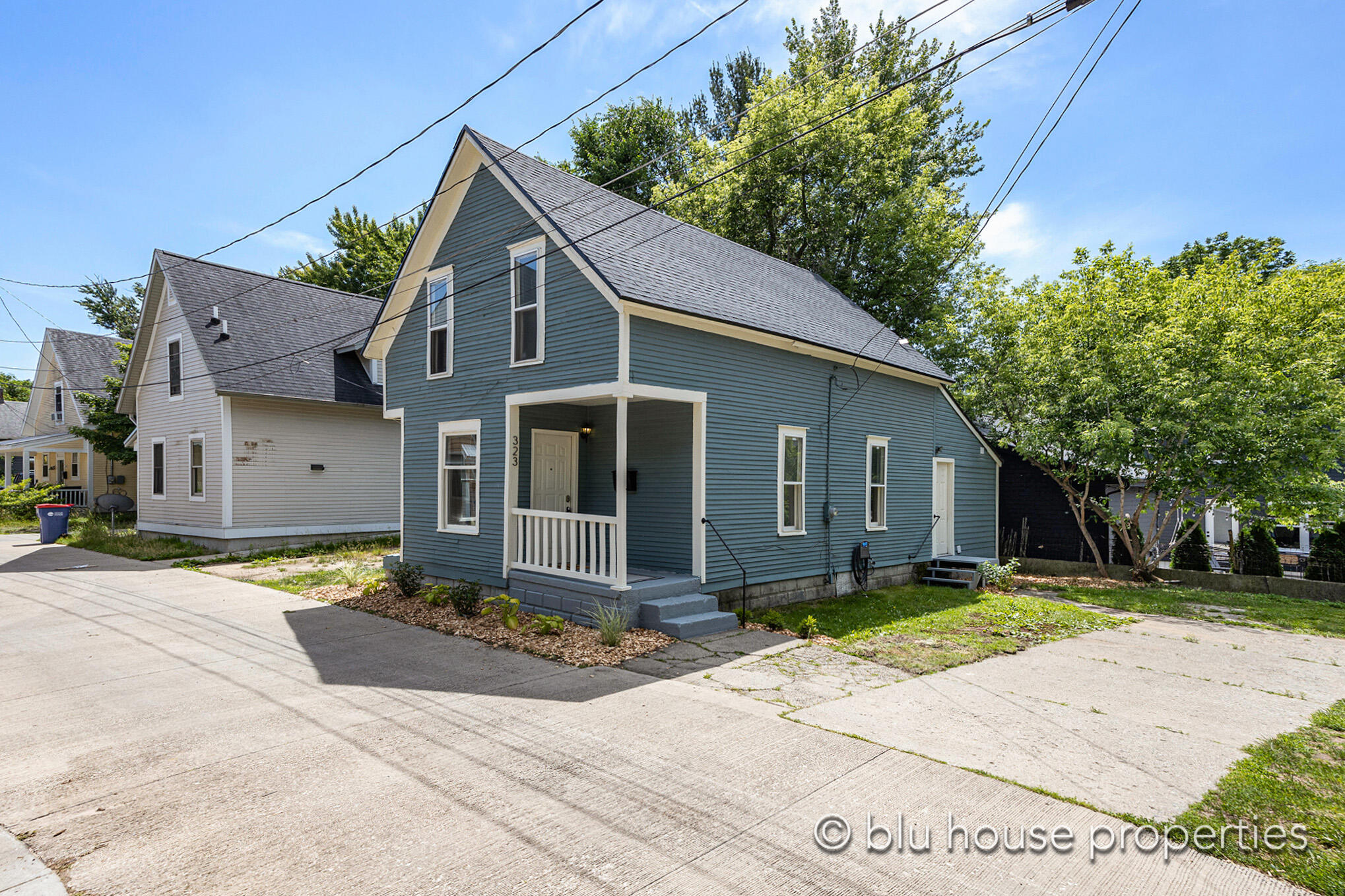 323 Freyling Place SE
